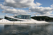 Operaen i Oslo ligger vakkert i vannspeilet